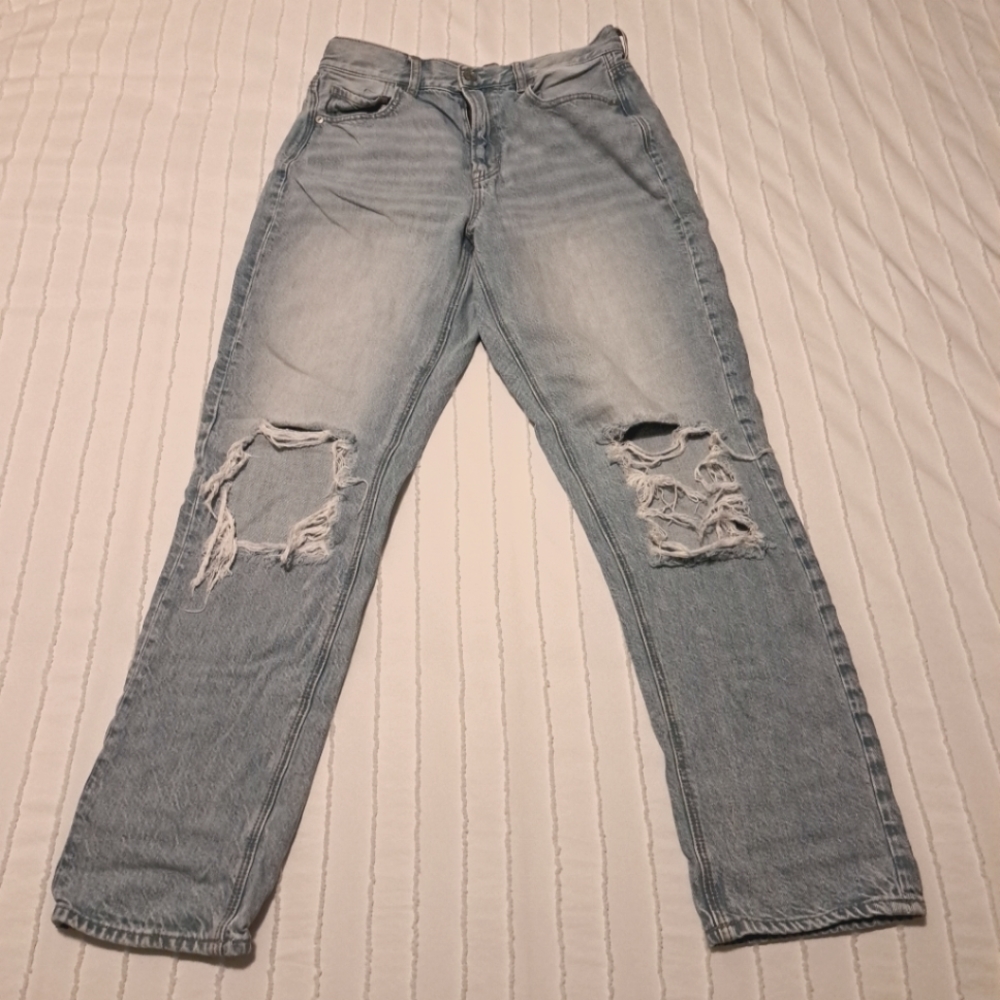 American Eagle Mom Jeans Light Wash Distressed. Size 8 Long.